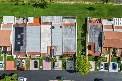 Adosado en venta en Hialeah, Florida, 3 dormitorios, 132.94 m2 № 1955078 - foto 6