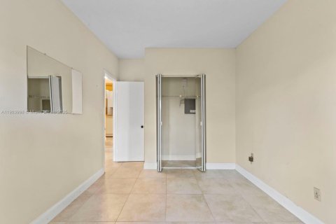 Adosado en venta en Hialeah, Florida, 3 dormitorios, 132.94 m2 № 1955078 - foto 24