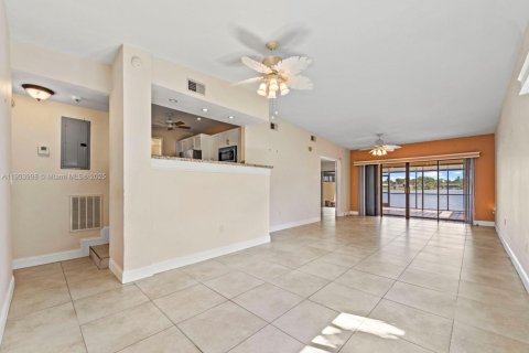 Adosado en venta en Hialeah, Florida, 3 dormitorios, 132.94 m2 № 1955078 - foto 9