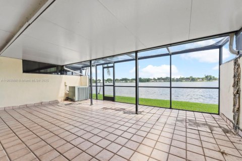 Adosado en venta en Hialeah, Florida, 3 dormitorios, 132.94 m2 № 1955078 - foto 30