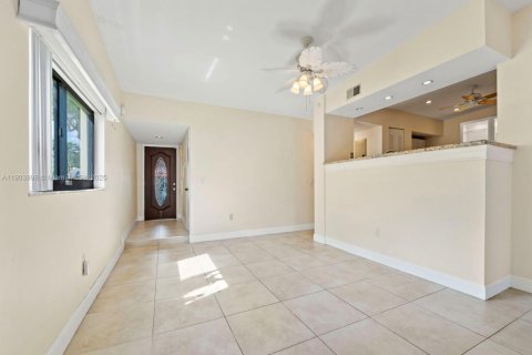 Adosado en venta en Hialeah, Florida, 3 dormitorios, 132.94 m2 № 1955078 - foto 10