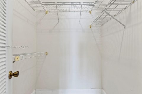 Adosado en venta en Hialeah, Florida, 3 dormitorios, 132.94 m2 № 1955078 - foto 18