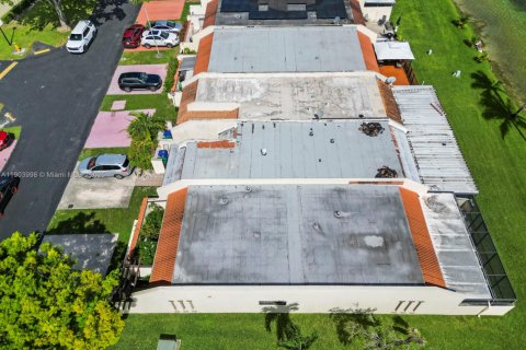 Adosado en venta en Hialeah, Florida, 3 dormitorios, 132.94 m2 № 1955078 - foto 5