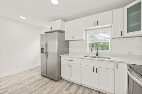House in Saint Petersburg, Florida 3 bedrooms, 111.2 sq.m. № 1909754 - photo 12