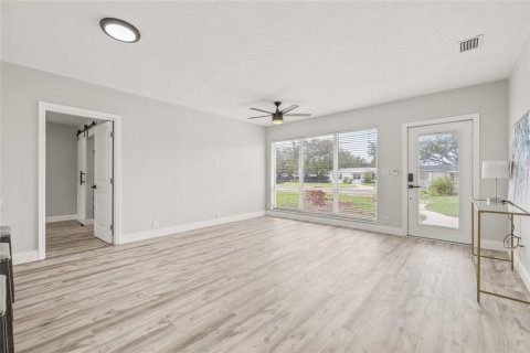 House in Saint Petersburg, Florida 3 bedrooms, 111.2 sq.m. № 1909754 - photo 5