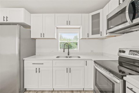 House in Saint Petersburg, Florida 3 bedrooms, 111.2 sq.m. № 1909754 - photo 11