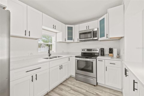 House in Saint Petersburg, Florida 3 bedrooms, 111.2 sq.m. № 1909754 - photo 10