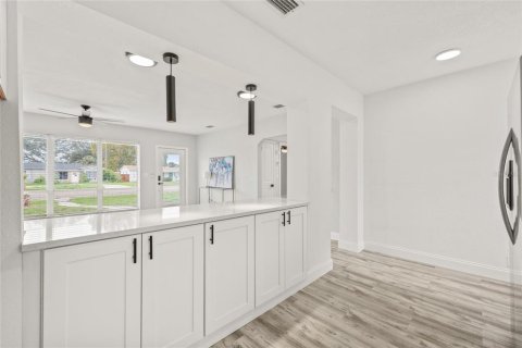 House in Saint Petersburg, Florida 3 bedrooms, 111.2 sq.m. № 1909754 - photo 13