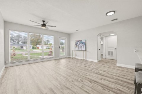 House in Saint Petersburg, Florida 3 bedrooms, 111.2 sq.m. № 1909754 - photo 4