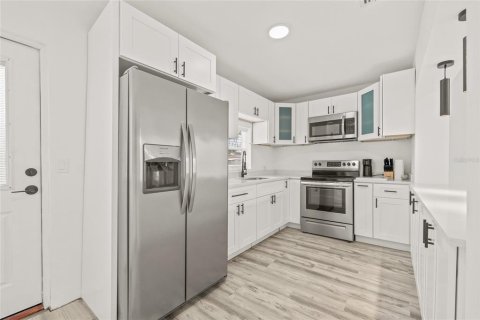 House in Saint Petersburg, Florida 3 bedrooms, 111.2 sq.m. № 1909754 - photo 7