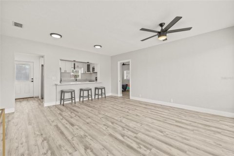 House in Saint Petersburg, Florida 3 bedrooms, 111.2 sq.m. № 1909754 - photo 2