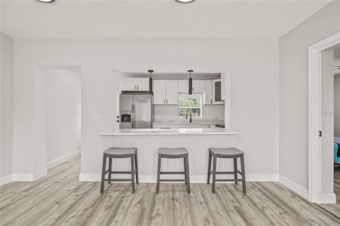 House in Saint Petersburg, Florida 3 bedrooms, 111.2 sq.m. № 1909754 - photo 6