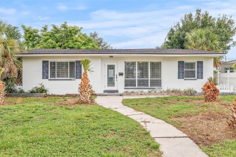 House in Saint Petersburg, Florida 3 bedrooms, 111.2 sq.m. № 1909754 - photo 1