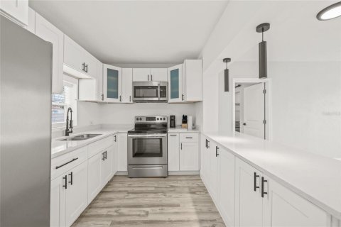 House in Saint Petersburg, Florida 3 bedrooms, 111.2 sq.m. № 1909754 - photo 8