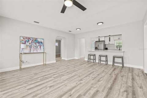 House in Saint Petersburg, Florida 3 bedrooms, 111.2 sq.m. № 1909754 - photo 3