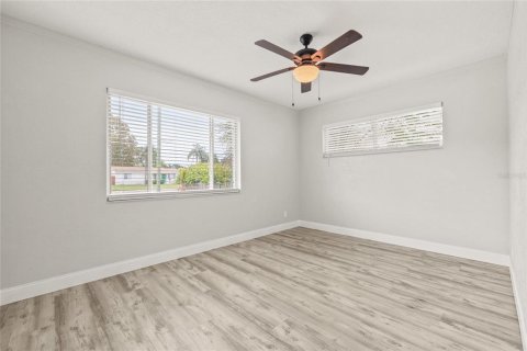 House in Saint Petersburg, Florida 3 bedrooms, 111.2 sq.m. № 1909754 - photo 22