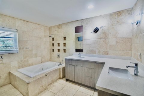 House in Coral Gables, Florida 3 bedrooms, 257.15 sq.m. № 1481968 - photo 28