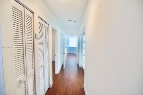 House in Coral Gables, Florida 3 bedrooms, 257.15 sq.m. № 1481968 - photo 22