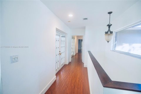 House in Coral Gables, Florida 3 bedrooms, 257.15 sq.m. № 1481968 - photo 21