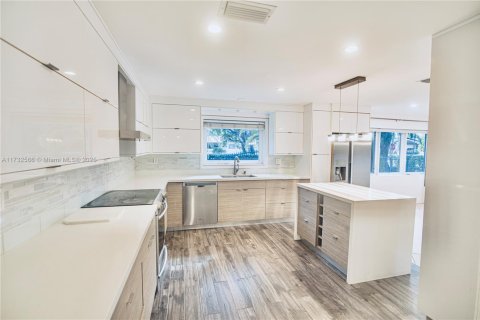 House in Coral Gables, Florida 3 bedrooms, 257.15 sq.m. № 1481968 - photo 14
