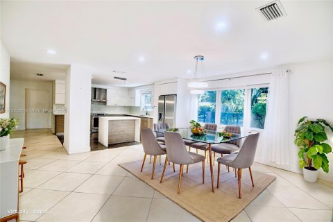 House in Coral Gables, Florida 3 bedrooms, 257.15 sq.m. № 1481968 - photo 16