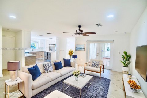 House in Coral Gables, Florida 3 bedrooms, 257.15 sq.m. № 1481968 - photo 17
