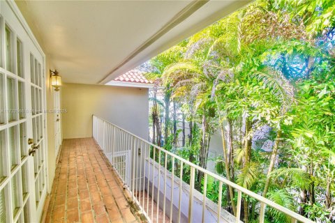 House in Coral Gables, Florida 3 bedrooms, 257.15 sq.m. № 1481968 - photo 24