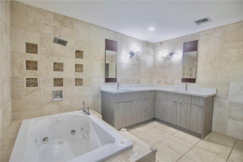 House in Coral Gables, Florida 3 bedrooms, 257.15 sq.m. № 1481968 - photo 29