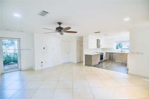 House in Coral Gables, Florida 3 bedrooms, 257.15 sq.m. № 1481968 - photo 18