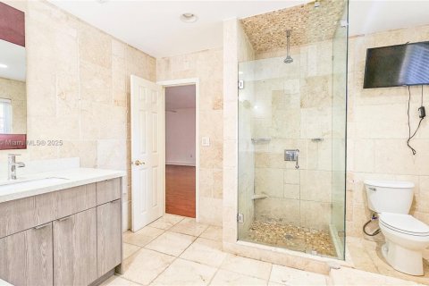 House in Coral Gables, Florida 3 bedrooms, 257.15 sq.m. № 1481968 - photo 27