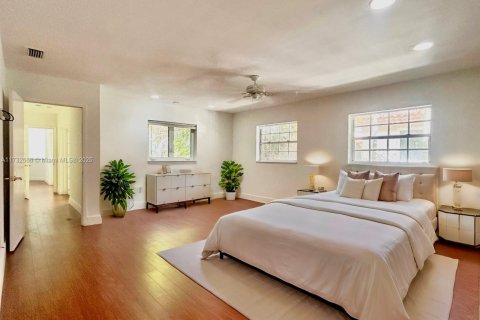 House in Coral Gables, Florida 3 bedrooms, 257.15 sq.m. № 1481968 - photo 25