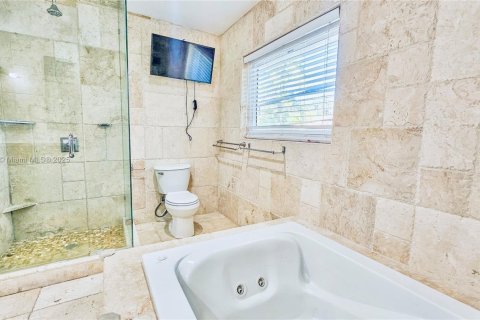 House in Coral Gables, Florida 3 bedrooms, 257.15 sq.m. № 1481968 - photo 26