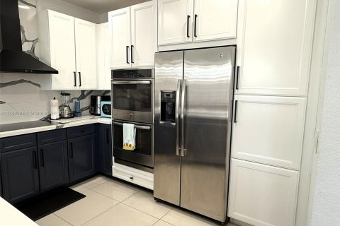 House in Doral, Florida 3 bedrooms, 228.73 sq.m. № 1943269 - photo 6