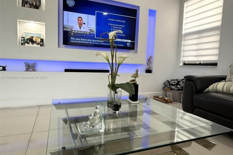 House in Doral, Florida 3 bedrooms, 228.73 sq.m. № 1943269 - photo 13