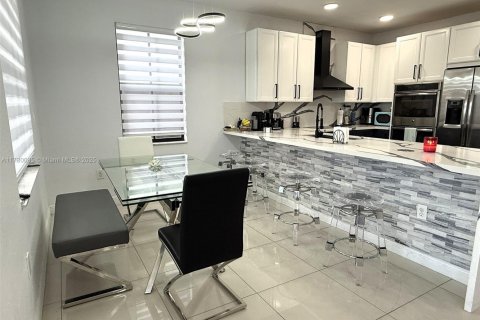 House in Doral, Florida 3 bedrooms, 228.73 sq.m. № 1943269 - photo 5