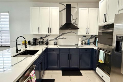 House in Doral, Florida 3 bedrooms, 228.73 sq.m. № 1943269 - photo 2