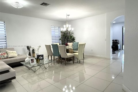 House in Doral, Florida 3 bedrooms, 228.73 sq.m. № 1943269 - photo 15