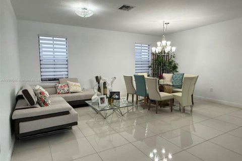 House in Doral, Florida 3 bedrooms, 228.73 sq.m. № 1943269 - photo 16