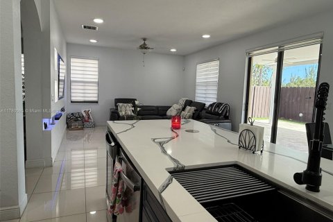 House in Doral, Florida 3 bedrooms, 228.73 sq.m. № 1943269 - photo 7