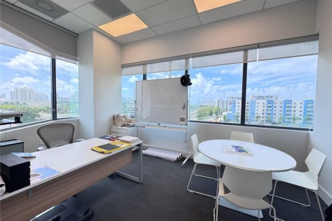 Купить коммерческую недвижимость в Авентура, Флорида № 2034749 - фото 15