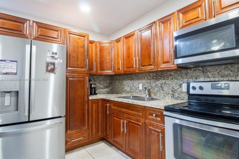 House in North Miami, Florida 4 bedrooms, 196.95 sq.m. № 1869914 - photo 7