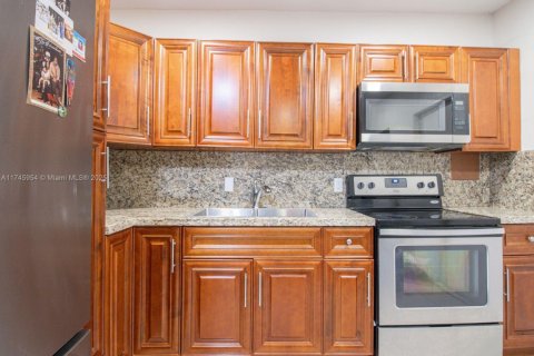 House in North Miami, Florida 4 bedrooms, 196.95 sq.m. № 1869914 - photo 8