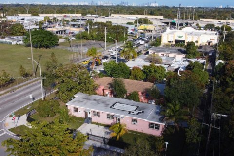 House in North Miami, Florida 4 bedrooms, 196.95 sq.m. № 1869914 - photo 21