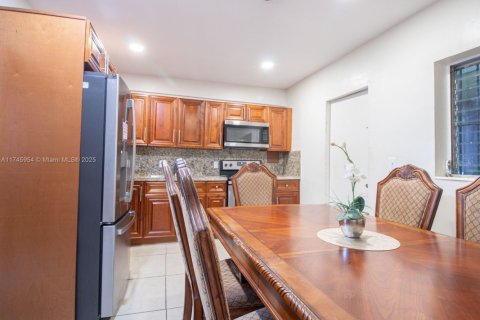 House in North Miami, Florida 4 bedrooms, 196.95 sq.m. № 1869914 - photo 6