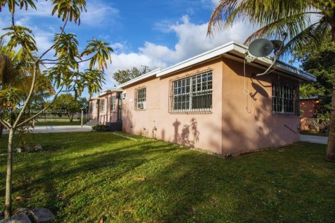 House in North Miami, Florida 4 bedrooms, 196.95 sq.m. № 1869914 - photo 2