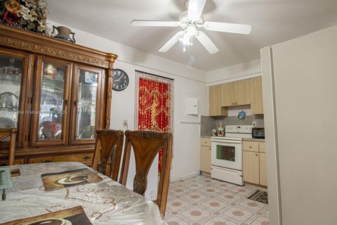 House in North Miami, Florida 4 bedrooms, 196.95 sq.m. № 1869914 - photo 14