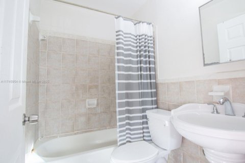 House in North Miami, Florida 4 bedrooms, 196.95 sq.m. № 1869914 - photo 17