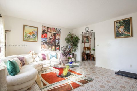 House in North Miami, Florida 4 bedrooms, 196.95 sq.m. № 1869914 - photo 12