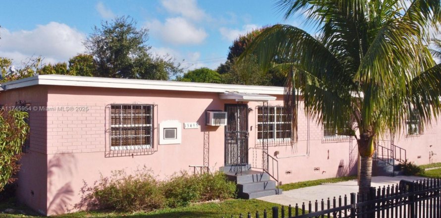 House in North Miami, Florida 4 bedrooms, 196.95 sq.m. № 1869914