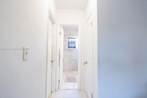 House in North Miami, Florida 4 bedrooms, 196.95 sq.m. № 1869914 - photo 9